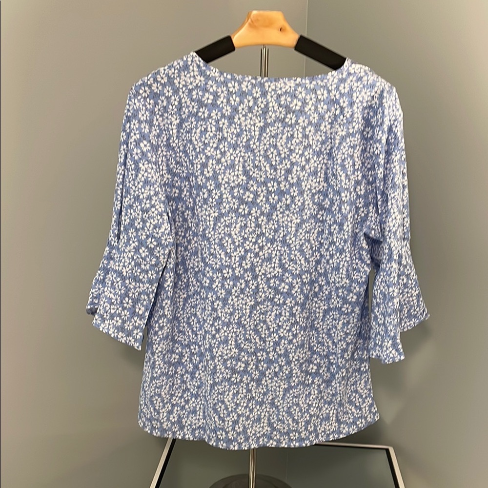 Floral Blue Women's Top v neck 3/4 flutter sleeve new large - Picture 4 of 10